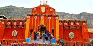बद्रीनाथ धाम के कपाट खुले, श्रद्धालुओं पर हेलीकॉप्टर से हुई पुष्पवर्षा, बड़ी संख्या में उमड़े श्रद्धालु