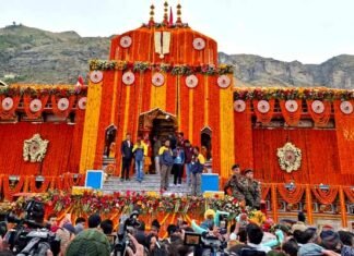 बद्रीनाथ धाम के कपाट खुले, श्रद्धालुओं पर हेलीकॉप्टर से हुई पुष्पवर्षा, बड़ी संख्या में उमड़े श्रद्धालु