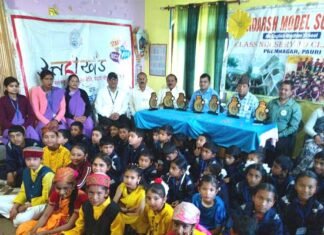 उत्तराखंड सांस्कृतिक समिति ग्रेटर नोएडा के प्रतिनिधि मंडल ने पौड़ी पहुंचकर स्कूली बच्चों को भेंट किये ट्रैक सूट, बच्चों चेहरों पर खिली मुस्कान