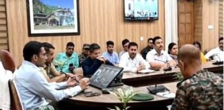 देश में उत्पन्न युद्व जैसी परिस्थितियों के मद्देनजर डीएम ने सिविल और मिलिट्री के आला अधिकारियों संग की अहम बैठक
