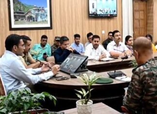देश में उत्पन्न युद्व जैसी परिस्थितियों के मद्देनजर डीएम ने सिविल और मिलिट्री के आला अधिकारियों संग की अहम बैठक