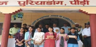 बोर्ड परीक्षाओं में उत्कृष्ट प्रदर्शन करने वाले छात्र छात्राओं को वीर पुरिया नैथानी ट्रस्ट द्वारा छात्रवृति देकर किया गया पुरस्कृत