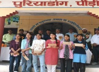 बोर्ड परीक्षाओं में उत्कृष्ट प्रदर्शन करने वाले छात्र छात्राओं को वीर पुरिया नैथानी ट्रस्ट द्वारा छात्रवृति देकर किया गया पुरस्कृत