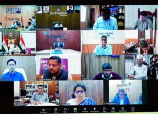 मुख्यमंत्री ने जिलाधिकारियों को जनसेवाओं, सड़कों , पेयजल आपूर्ति व वन अग्नि पर नियंत्रण के दिए निर्देश