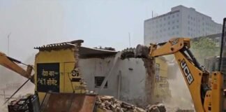 ग्रेटर नोएडा में 10 आवंटियों को 16 साल बाद मिला प्लॉट पर कब्जा