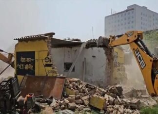 ग्रेटर नोएडा में 10 आवंटियों को 16 साल बाद मिला प्लॉट पर कब्जा
