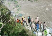 रुद्रप्रयाग बस दुर्घटना में रेस्क्यू अभियान लगातार जारी, 8 घायलों को निकाला, 2 के शव बरामद, 10 लोग अभी भी लापता Rudraprayag bus accident, 10 people still missing