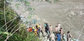 रुद्रप्रयाग बस दुर्घटना में रेस्क्यू अभियान लगातार जारी, 8 घायलों को निकाला, 2 के शव बरामद, 10 लोग अभी भी लापता Rudraprayag bus accident, 10 people still missing