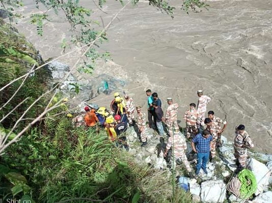 रुद्रप्रयाग बस दुर्घटना में रेस्क्यू अभियान लगातार जारी, 8 घायलों को निकाला, 2 के शव बरामद, 10 लोग अभी भी लापता Rudraprayag bus accident, 10 people still missing