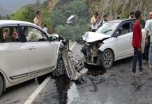 श्रीनगर-ऋषिकेश राजमार्ग पर हादसा, दो कारों की आमने-सामने से हुई टक्कर, तीसरा वाहन सड़क से नीचे गिरा Two cars collided head-on on the Srinagar-Rishikesh highway