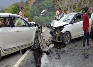 श्रीनगर-ऋषिकेश राजमार्ग पर हादसा, दो कारों की आमने-सामने से हुई टक्कर, तीसरा वाहन सड़क से नीचे गिरा Two cars collided head-on on the Srinagar-Rishikesh highway