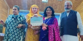 शिक्षिका आरती पुंडीर कश्मीर विश्वविद्यालय में हुई सम्मानित
