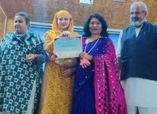 शिक्षिका आरती पुंडीर कश्मीर विश्वविद्यालय में हुई सम्मानित