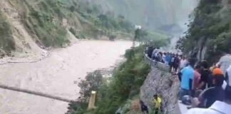 रूद्रप्रयाग में बड़ा हादसा, अलकनंदा नदी में गिरी यात्रियों से भरी बस, रेस्क्यू ऑपरेशन जारी bus fell into alaknanda river in rudraprayag