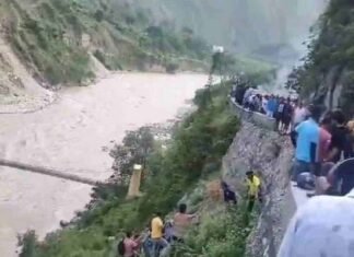 रूद्रप्रयाग में बड़ा हादसा, अलकनंदा नदी में गिरी यात्रियों से भरी बस, रेस्क्यू ऑपरेशन जारी bus fell into alaknanda river in rudraprayag