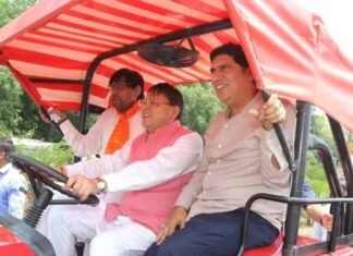 ट्रैक्टर की स्टेयरिंग पर सीएम धामी: जनता से जुड़कर ही होता है सच्चा नेतृत्व