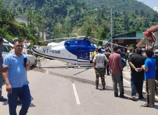 केदारनाथ जा रहे हेलीकॉप्टर की तकनीकी खराबी के कारण हुई इमरजेंसी लैंडिंग,पायलट की सूझबूझ से बचा बड़ा हादसा,सड़क पर खड़ी एक गाड़ी क्षतिग्रस्त