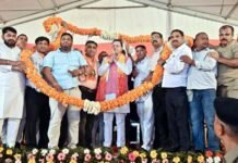 समान नागरिक संहिता कानून लागू करने पर विधान सभा मंगलोर में आयोजित की गई धन्यवाद रैली सीएम धामी खुद ट्रैक्टर चलाकर पहुंचे कार्यक्रम स्थल