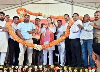 समान नागरिक संहिता कानून लागू करने पर विधान सभा मंगलोर में आयोजित की गई धन्यवाद रैली सीएम धामी खुद ट्रैक्टर चलाकर पहुंचे कार्यक्रम स्थल