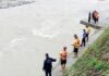 दुखद हादसा, पति के साथ जल भरने गई महिला भागीरथी नदी में बही, खोजबीन जारी woman swept away into Bhagirathi river in Uttarkashi