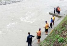 दुखद हादसा, पति के साथ जल भरने गई महिला भागीरथी नदी में बही, खोजबीन जारी woman swept away into Bhagirathi river in Uttarkashi