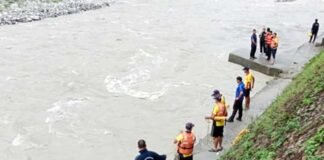 दुखद हादसा, पति के साथ जल भरने गई महिला भागीरथी नदी में बही, खोजबीन जारी woman swept away into Bhagirathi river in Uttarkashi