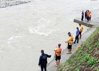दुखद हादसा, पति के साथ जल भरने गई महिला भागीरथी नदी में बही, खोजबीन जारी woman swept away into Bhagirathi river in Uttarkashi