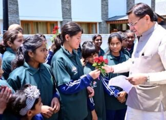 विश्व पर्यावरण दिवस के पर पर्यावरण के क्षेत्र में सर्वश्रेष्ठ कार्य करने वाले लोगों को सीएम धामी ने किया सम्मानित,स्कूली बच्चों को दिलाई प्लास्टिक मुक्त उत्तराखण्ड की शपथ