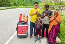 बाबा की भक्ति में लीन जयदेव का दंडवत यात्रा से केदारनाथ प्रस्थान, 60 वर्षीय माता और 9 वर्षीय भतीजे के साथ भक्ति का अनुपम उदाहरण Jaydev immersed in devotion to Baba departs for Kedarnath from Dandavat Yatra