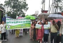 धाद ने हरेला मार्च के साथ उठाये बीरान गांव और कटते हुए पेड़ों के सवाल, जब गांव हो रहे हो वीरान तब वहाँ हरेला कैसे हो?