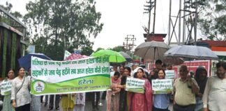 धाद ने हरेला मार्च के साथ उठाये बीरान गांव और कटते हुए पेड़ों के सवाल, जब गांव हो रहे हो वीरान तब वहाँ हरेला कैसे हो?
