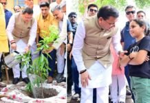 मुख्यमंत्री पुष्कर सिंह धामी ने ‘एक पेड़ मां के नाम अभियान’ के तहत किया पौधारोपण