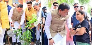 मुख्यमंत्री पुष्कर सिंह धामी ने ‘एक पेड़ मां के नाम अभियान’ के तहत किया पौधारोपण