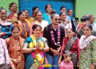 मशहूर ब्लॉगर पंकू पहाड़ी उतरे जिला पंचायत सदस्य गढ़कोट प्रत्याशी सविता देवी के प्रचार में