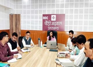 जिलाधिकारी ने दिये पौड़ी शहर में सीवर लाइन बनाने के लिये कार्ययोजना तैयार करने के निर्देश, खुले में कूड़ा डालने वालों पर करें कार्रवाई sewer line in Pauri city