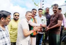 चुनाव में हार के बावजूद समाज सेवा में सक्रिय आनंद सिंह नेगी, ग्रामीणों को फलदार पौधे बांट कर शुरू किया हरा-भरा गांव अभियान