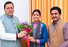 मुख्यमंत्री आदर्श ग्राम सारकोट की ग्राम प्रधान प्रियंका नेगी ने सीएम धामी से की भेंट Village head Priyanka Negi of Chief Minister's Adarsh Gram Sarkot met CM Dhami