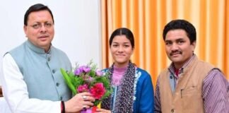 मुख्यमंत्री आदर्श ग्राम सारकोट की ग्राम प्रधान प्रियंका नेगी ने सीएम धामी से की भेंट Village head Priyanka Negi of Chief Minister's Adarsh Gram Sarkot met CM Dhami