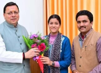 मुख्यमंत्री आदर्श ग्राम सारकोट की ग्राम प्रधान प्रियंका नेगी ने सीएम धामी से की भेंट Village head Priyanka Negi of Chief Minister's Adarsh Gram Sarkot met CM Dhami