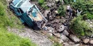 दुखद हादसा: जम्मू-कश्मीर में सीआरपीएफ जवानों से भरी बस 200 फीट गहरी खाई में गिरी, तीन शहीद, 15 घायल bus carrying CRPF jawans fell into a 200 feet deep gorge in Jammu and Kashmir