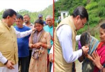 मुख्यमंत्री ने प्रभावितों के बीच पहुंचकर पोछे आंसू, कहा पूरा राज्य आपके साथ खड़ा