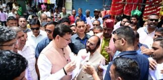 थराली में आपदा प्रभावित क्षेत्रों का मुख्यमंत्री ने किया स्थलीय निरीक्षण, प्रभावित परिवारों को दिए 5-5 लाख तत्कालिक सहायता राशि के चेक disaster affected area in Tharali