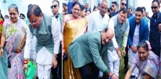 सीएम धामी और विधानसभा अध्यक्ष ने गैरसैंण ‘भराड़ीसैंण’में ‘एक पेड़ माँ के नाम’अभियान के तहत किया पौधा रोपण CM Dhami and the Speaker of the Assembly planted a tree in Gairsain in the name of mother