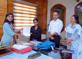 राधिका की शिक्षा को मिले पंख, DM स्वाति भदौरिया की पहल से खुला उच्च शिक्षा का रास्ता radhika-higher education