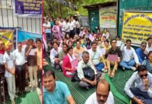 शत-प्रतिशत पदोन्नति एवं प्रधानाचार्य सीधी भर्ती निरस्त करने की मांग पर शिक्षकों ने सीईओ कार्यालय पौड़ी में दिया धरना