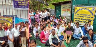 शत-प्रतिशत पदोन्नति एवं प्रधानाचार्य सीधी भर्ती निरस्त करने की मांग पर शिक्षकों ने सीईओ कार्यालय पौड़ी में दिया धरना