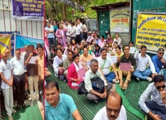 शत-प्रतिशत पदोन्नति एवं प्रधानाचार्य सीधी भर्ती निरस्त करने की मांग पर शिक्षकों ने सीईओ कार्यालय पौड़ी में दिया धरना