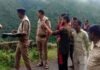 दुखद: सड़क किनारे पैराफिट पर बैठे शिक्षक की गहरी खाई में गिरने से मौत