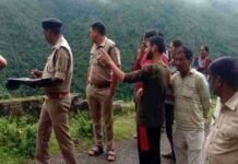 दुखद: सड़क किनारे पैराफिट पर बैठे शिक्षक की गहरी खाई में गिरने से मौत