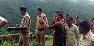 दुखद: सड़क किनारे पैराफिट पर बैठे शिक्षक की गहरी खाई में गिरने से मौत